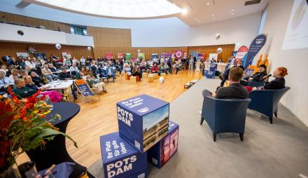 Bühne und Publikum im Havel-Saal beim Potsdamer GründerTag 2025