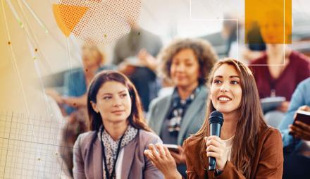Frauen im Publikum mit Mikro in der Hand