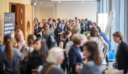 Besuchermenge im Foyer der IHK Potsdam bei Frauen auf dem Weg 2024