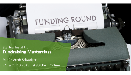 Schreibmaschine mit einem Blatt, auf dem Funding Roud steht