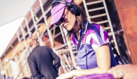 Frau am DJ-Pult