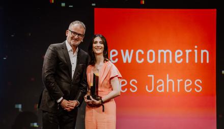 Ghazaleh Madani bei der Preisverleihung der German Startups Awards 2025 auf der Bühne