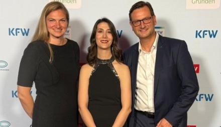 Ghazaleh Madani und 2 weitere Personen bei der Preisverleihung des KfW Awards Gründen 2025