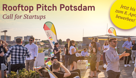 Bild vom Rooftop Pitch 2025 auf der Dachterrasse mit mehreren Menschen, die sich in lockerer Atomsphäre unterhalten