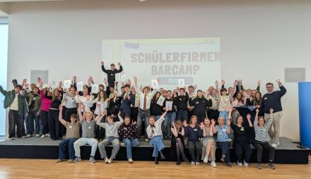 Schüler auf der Bühne im Havel-Saal der IHK Potsdam