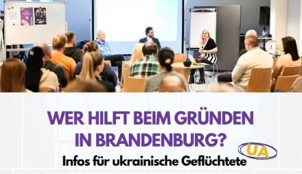Menschen vor Publikum in der IHK Potsdam sowie Titel der Veranstaltung