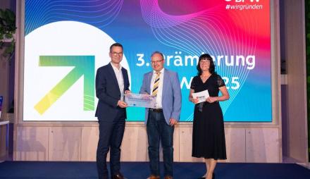 Drei Personen auf der Bühne bei der 3. Prämierung des BPW 2025