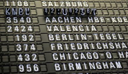 Flughafenanzeige mit Anzeigen zu verschiedenen Standorten