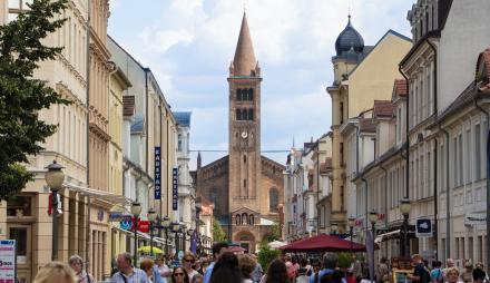 Brandenburger Straße mit St. Peter und Paul Kirche