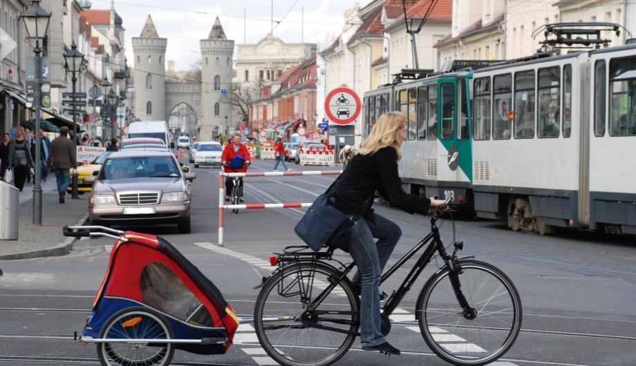 Frau auf dem Fahrrad in der Friedrich-Ebert-Straße in Potsdam