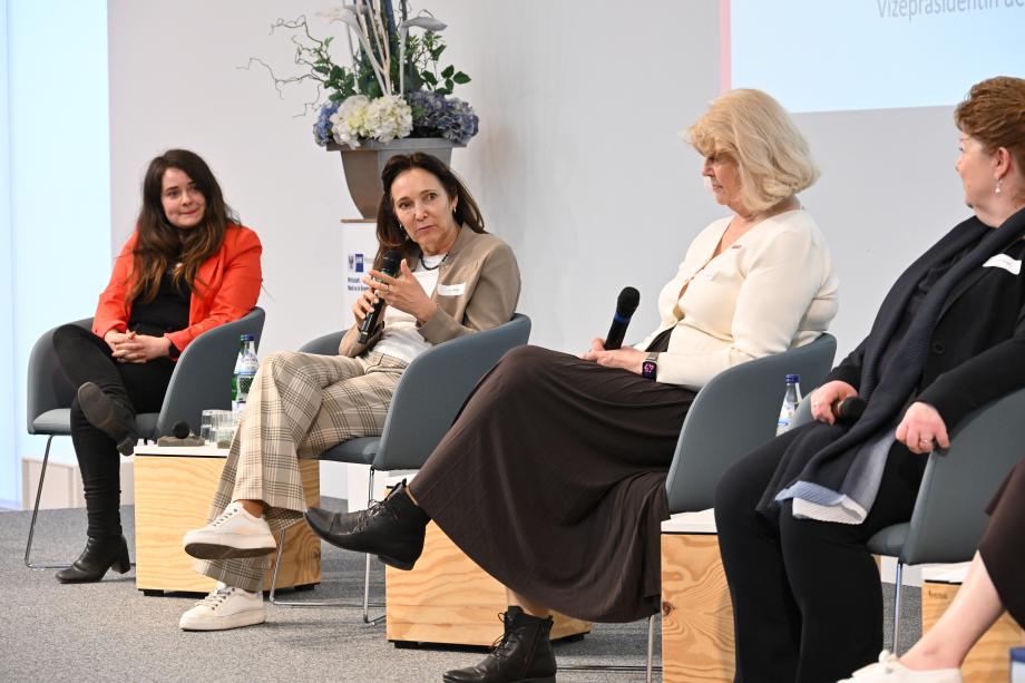 Claudia Sprengel, Ina Hänsel, Dörthe Thie und Kerstin Jöntgen auf der Bühne 