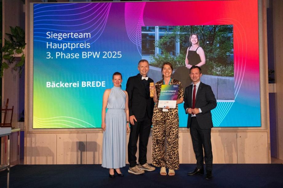 Vier Personen auf der Bühne bei der 3. Prämierung des BPW 2025