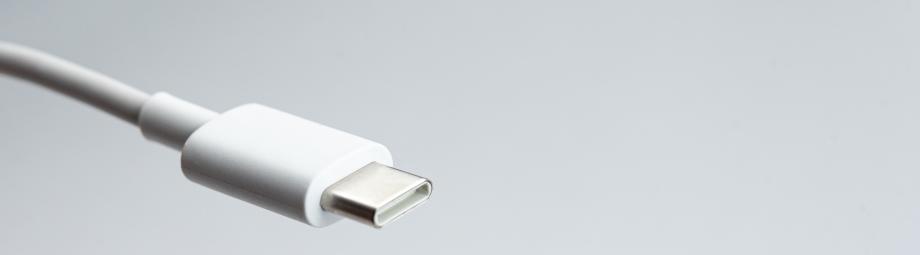 USB-C-Kabel über weißem Hintergrund