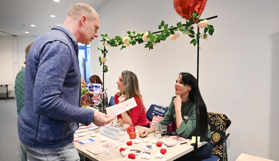 Menschen, die sich auf dem Marktplatz beraten lassen