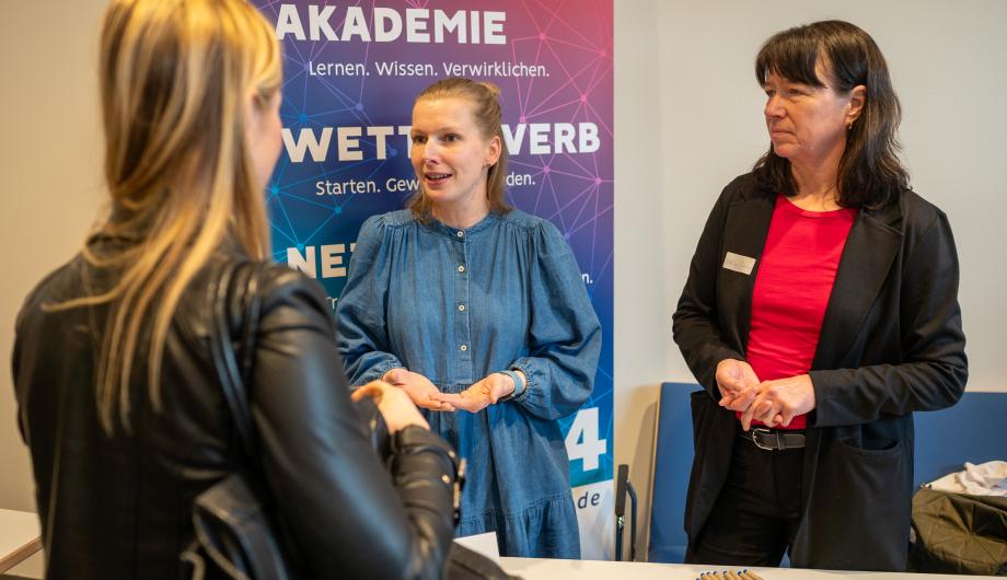 Drei Frauen im Gespräch im Foyer der IHK Potsdam bei Frauen auf dem Weg 2024