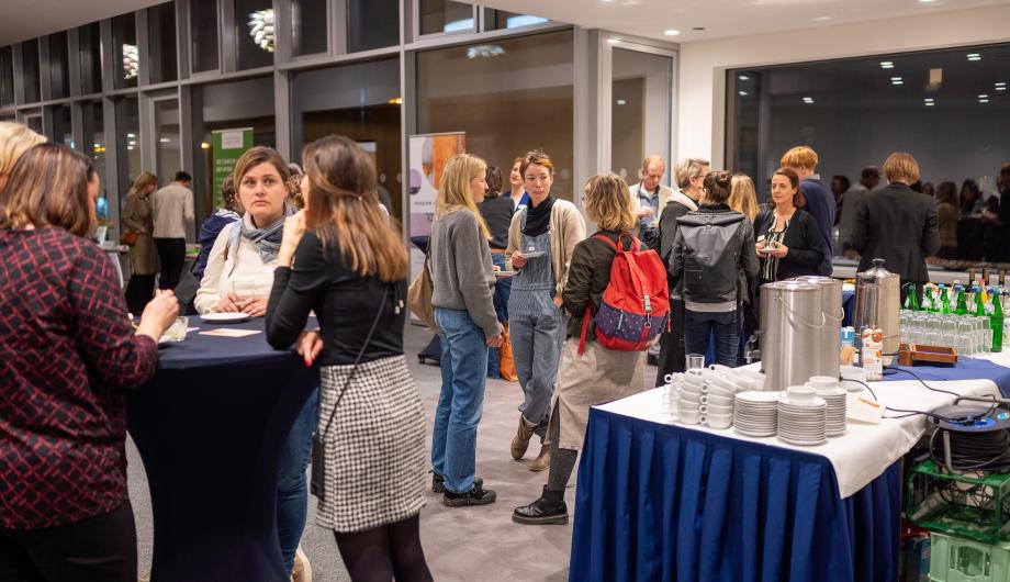 Viele Menschen im Foyer der IHK Potsdam bei Frauen auf dem Weg 2024