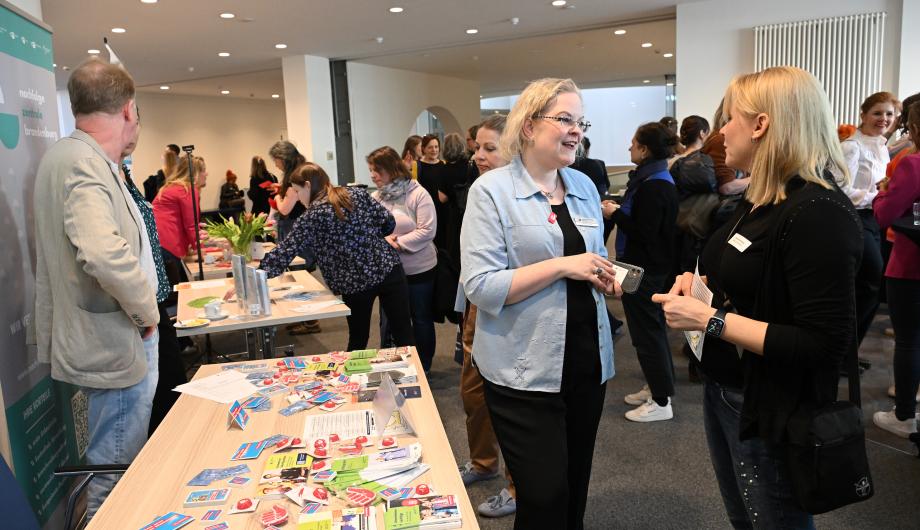 Menschen, die sich auf dem Marktplatz beraten lassen