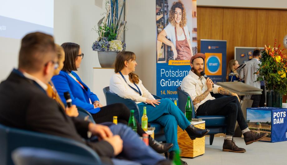 Peter Hartmann, Anita Knappe, Constanze Büchner, Martina Schneider und Lucas Delliponti auf der Bühne der IHK