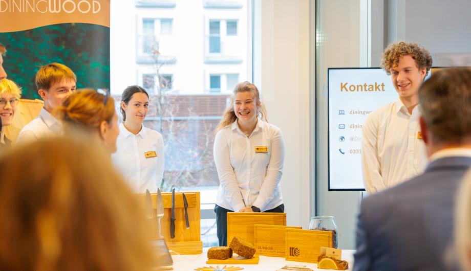 Schülerfirma DiningWood beim Potsdamer GründerTag 2024
