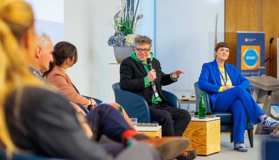 Evelyn Kubein, Marvin Abert, Bernd Rubelt, Thorsten Jahnke, Tina Knop und Doreen Löwe auf der Bühne der IHK