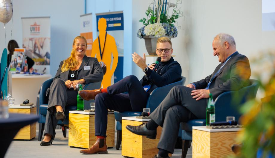 Evelyn Kubein, Marvin Abert und Bernd Rubelt auf der Bühne der IHK