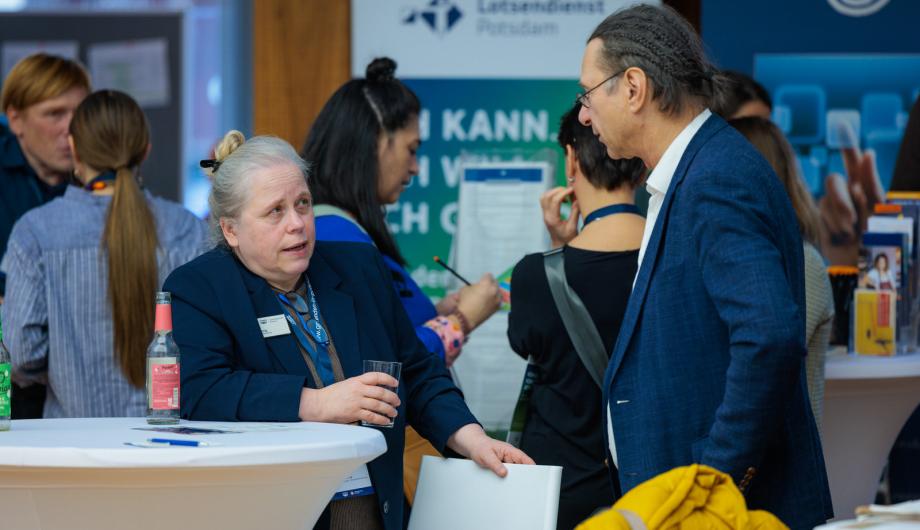 Menschen, die sich auf dem Marktplatz beraten lassen
