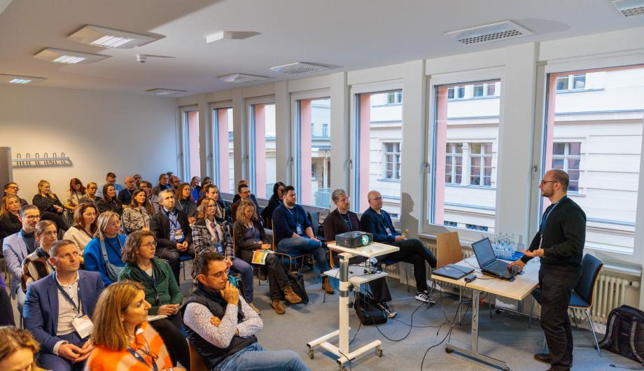 Dominique Zeise beim Workshop "KI-Tools für Gründer*innen: Zeit sparen und Effizienz steigern"