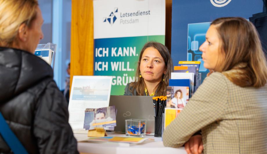 Menschen, die sich auf dem Marktplatz beraten lassen