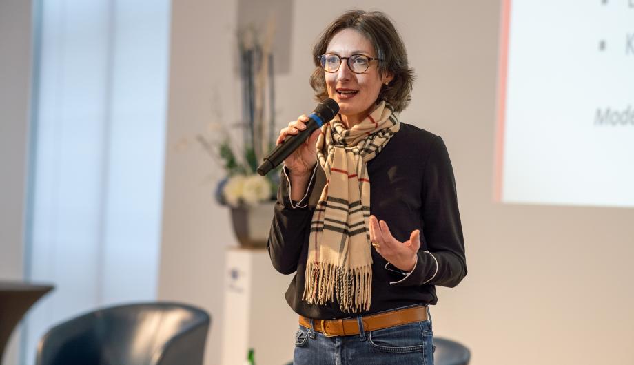 Benita Yon auf der Bühne in der IHK Potsdam