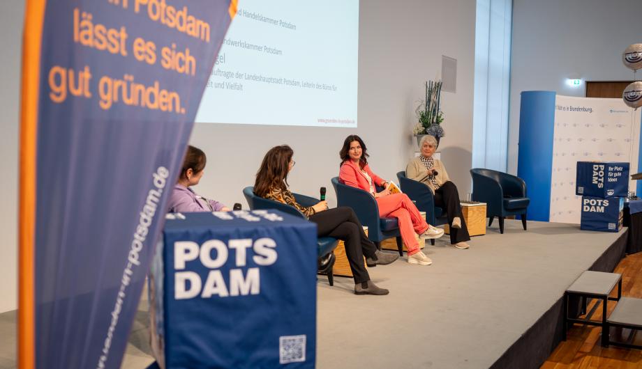 Ina Hänsel, Dörte Thie, Claudia Sprengel und Tina Knop auf der Bühne in der IHK Potsdam 