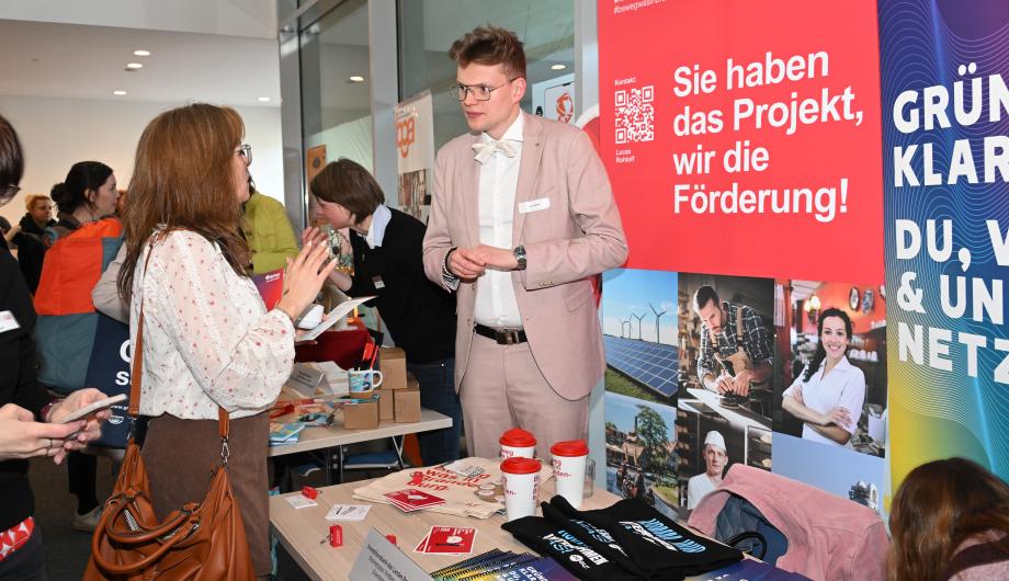 Menschen, die sich auf dem Marktplatz beraten lassen