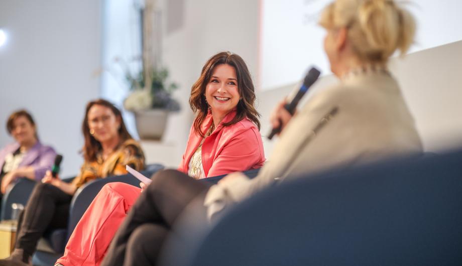 Ina Hänsel, Dörte Thie, Claudia Sprengel und Tina Knop auf der Bühne in der IHK Potsdam 