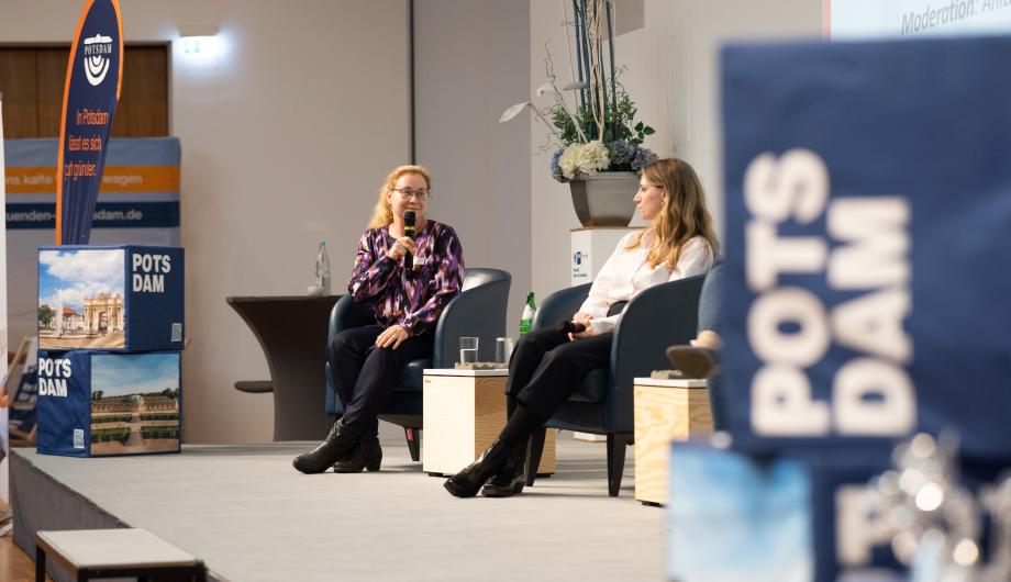 Katrin Zinke und Lena Barclay-Steuart auf der Bühne in der IHK Potsdam