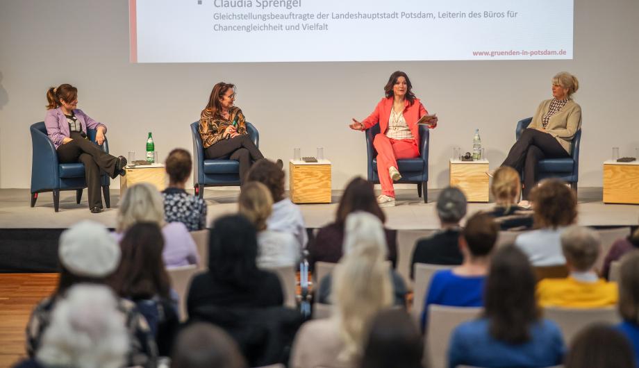Ina Hänsel, Dörte Thie, Claudia Sprengel und Tina Knop auf der Bühne in der IHK Potsdam 