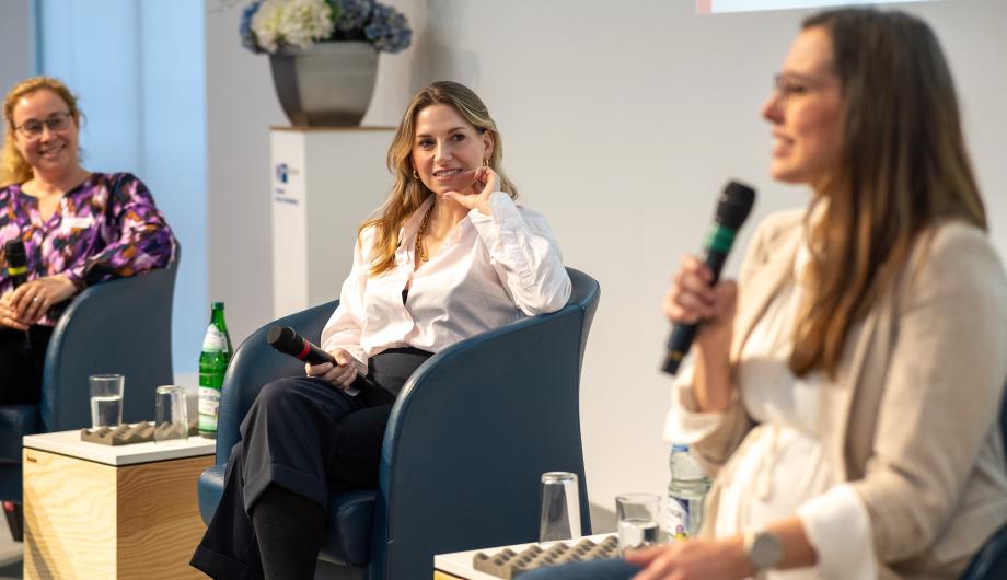 Katrin Zinke, Lena Barclay-Steuart und Daniela Mundt auf der Bühne in der IHK Potsdam 