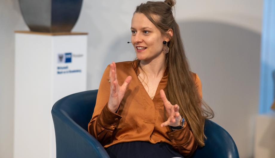 Anita Knappe als Moderatorin auf der Bühne in der IHK Potsdam 