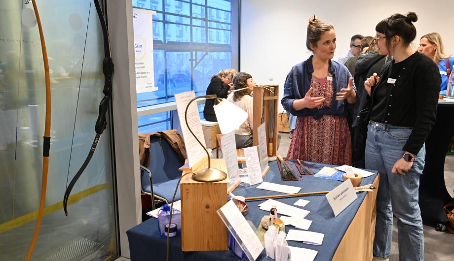 Menschen, die sich auf dem Marktplatz beraten lassen