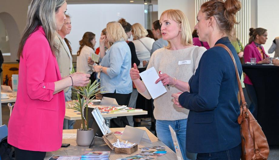 Menschen, die sich auf dem Marktplatz beraten lassen