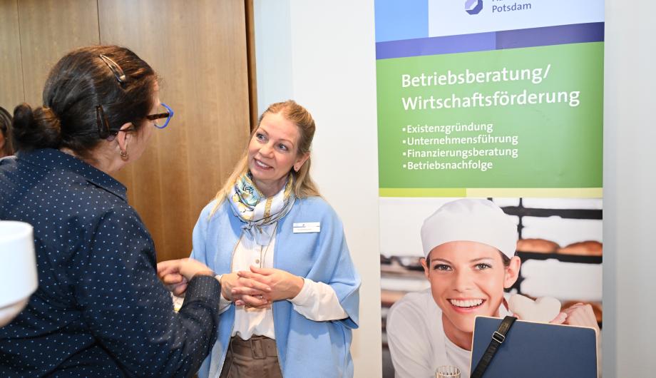 Menschen, die sich auf dem Marktplatz beraten lassen