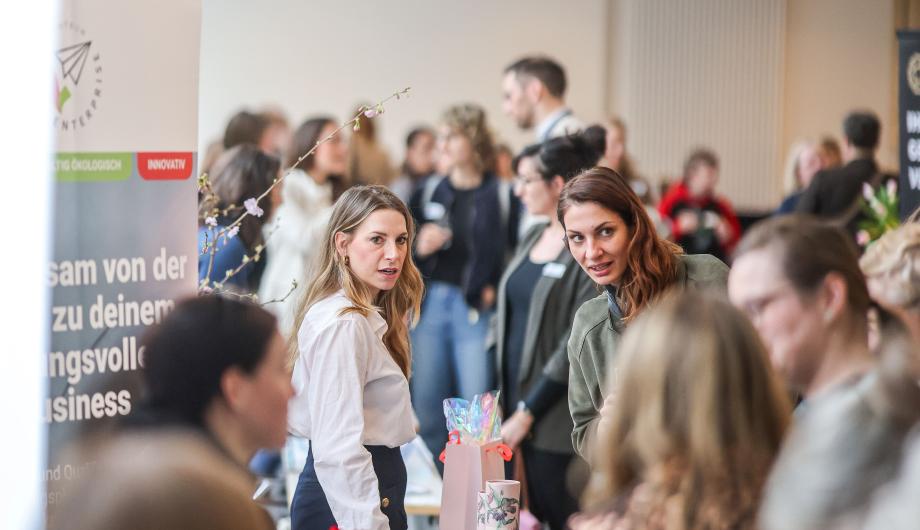 Menschenmenge im Foyer der IHK Potsdam bei Frauen auf dem Weg 2024