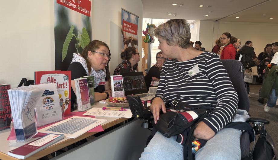 Beratung beim Inklusiven Kaffeeklatsch 2026