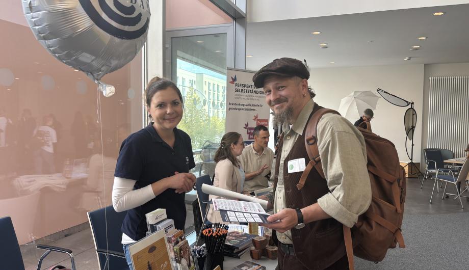 Beratung beim Inklusiven Kaffeeklatsch 2026