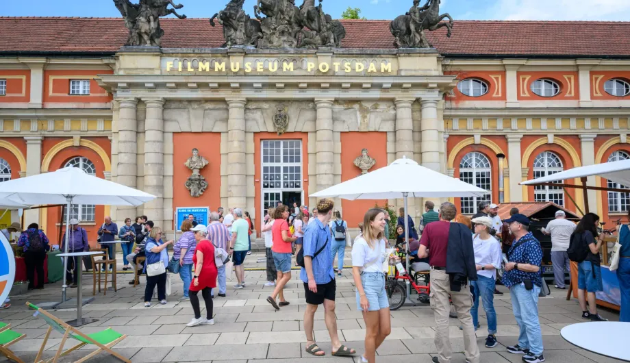 Markt vor dem Filmmuseum Potsdam mit vielen Besucherinnen und Besuchern