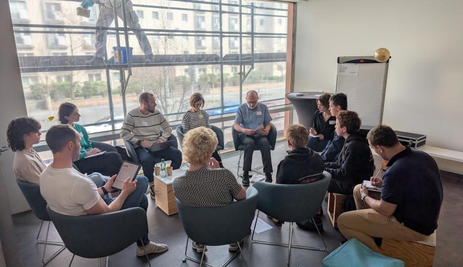 Schüler und Lehrer beim SchoolBizDay 2026