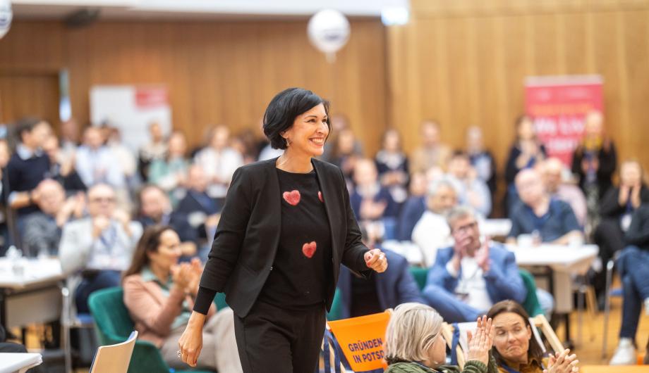 Noosha Aubel beim GründerTag 2025 im Havel-Saal der IHK Potsdam