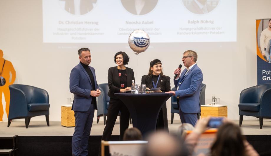 Noosha Aubel und die Hauptgeschäftsführer der beiden Kammern, Dr. Christian Herzog und Ralph Bührig, sowie Moderatorin Katharina Klanke bei der Eröffnung des Potsdamer GründerTags 2025