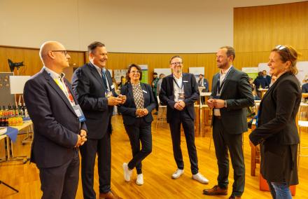 Uwe Bräuning, Dietmar Koske, Ewa Andrzejuk-Nölte, Karsten Kolbe, Tilo Hönisch und Klaudia Gehrick stehen im Halbkreis