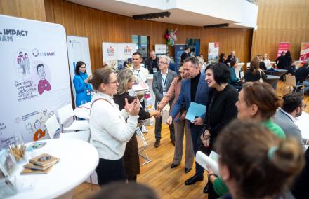 Noosha Aubel beim Messerundgang während des GründerTags 2025 im Havel-Saal der IHK Potsdam