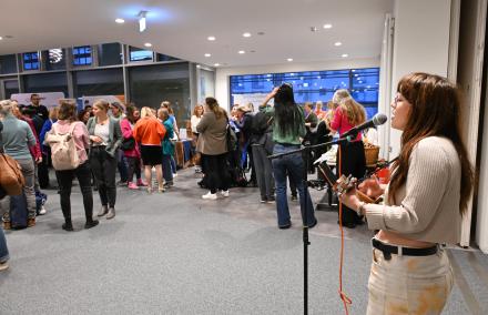 Viele Frauen im Foyer der IHK Potsdam