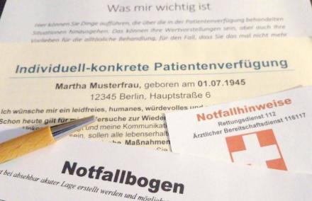 Verschiedene Dokumente und ein Kugelschreiber